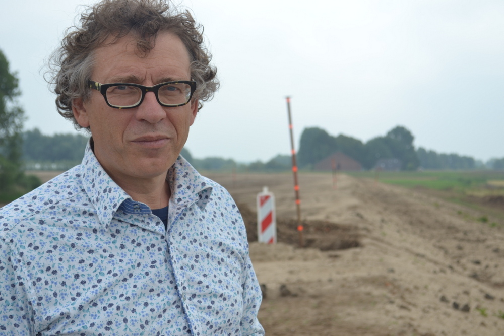 Mindert DeVries, on his "soft" dike near Werkendam