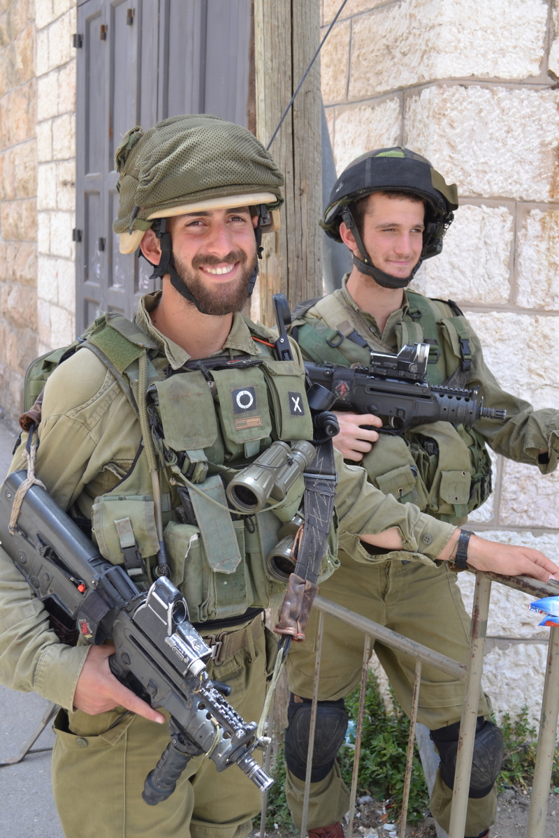 Israeli soldiers at Shuhada Street checkpoint (David Kattenburg)