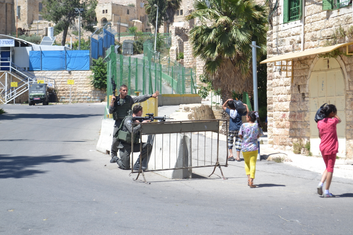 Israeli border police rehearsing at Hebron checkpoint (David Kattenburg)