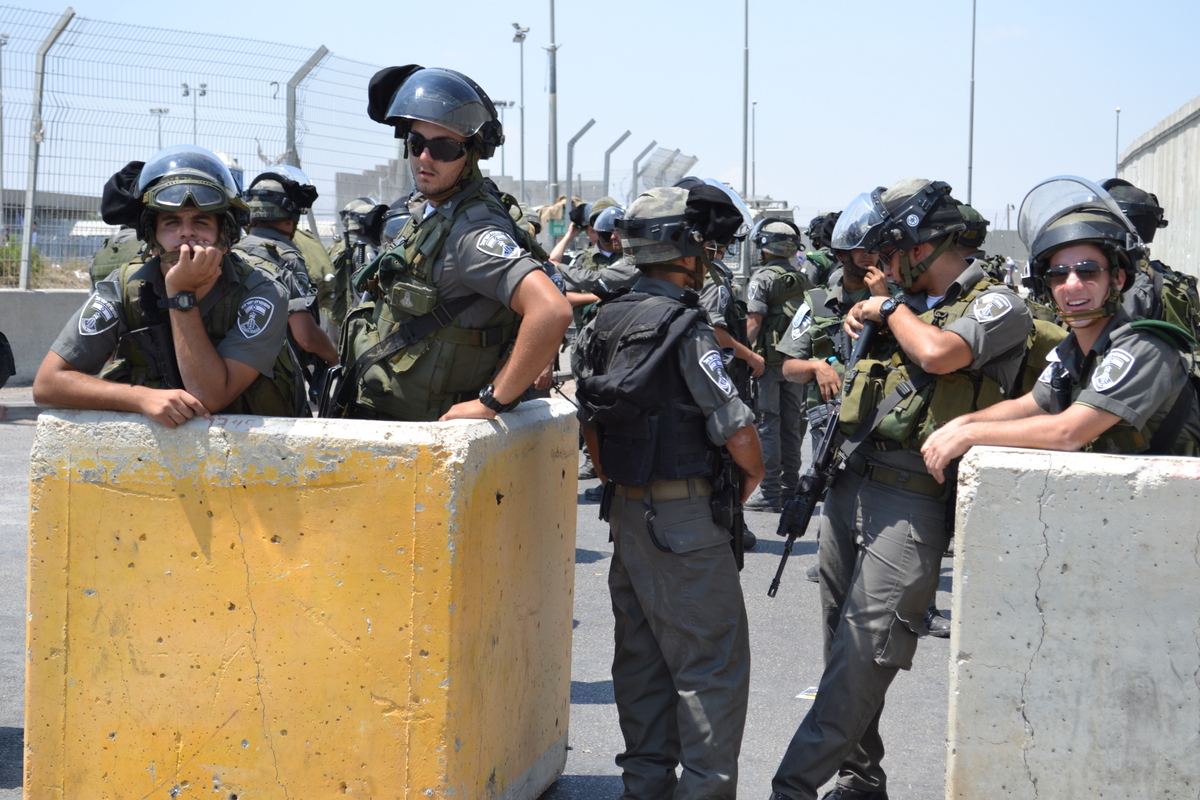 Israeli border police at Qalandia checkpoint, between Jerusalem and Ramallah (David Kattenburg)
