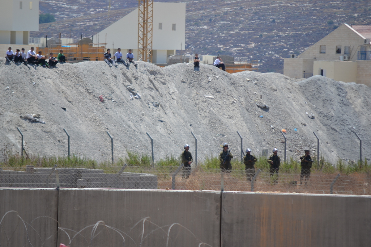 Israeli police and settler kids, Halamish settlement, West Bank (David Kattenburg)