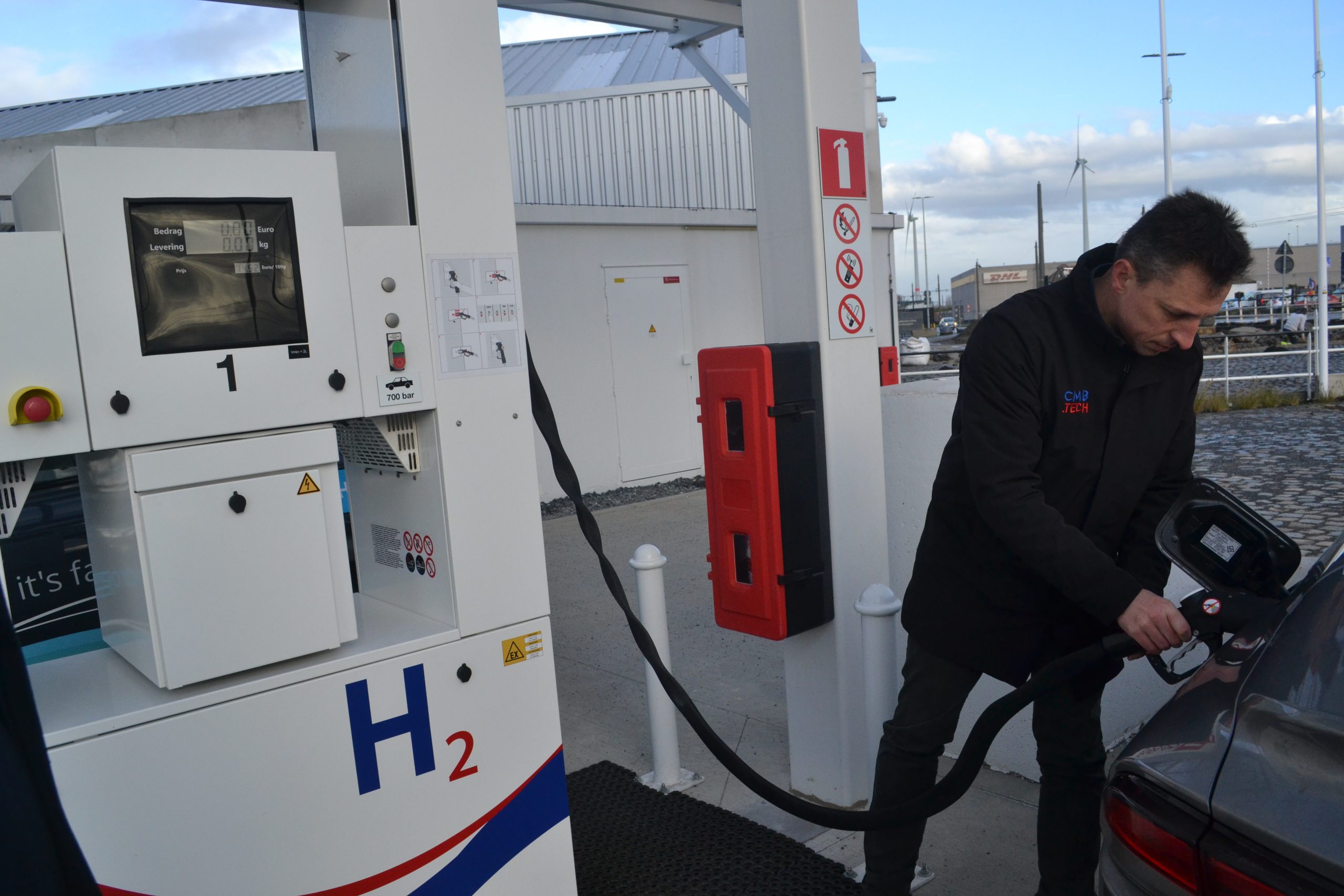 Roy Campe tanks up on hydrogen at the port of Antwerp